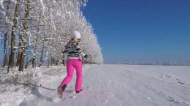 Uzak mesafe içine bir kar üzerinde çalışan kadın alan Winter Fairy gününde kaplı.