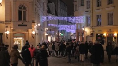 Tallinn, Estonya-Aralık 25,2017: Old Town Noel'de yürüyüş birçok kişi