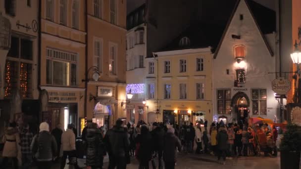Tallinn, Estland-December 25,2017: Många människor gå på gamla stan vid jul — Stockvideo