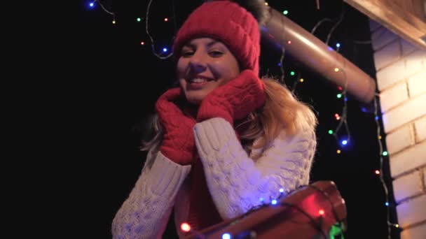 Vrolijk lachende vrouw op de veranda van huis In de Winter In een trui — Stockvideo