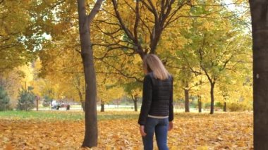 Sonbahar Park ile düşmüş yürüyen yalnız kadın altın rengi değiştirmez