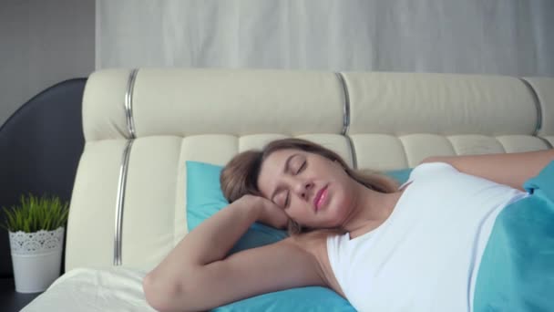 Movement Camera To Face Of A Sleeping Woman Wakes Up Opens Her Eyes And Smiles — Stock Video
