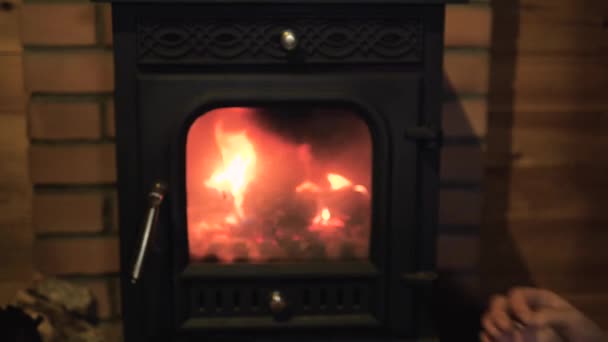Adorável casal segurando as mãos perto da lareira ardente — Vídeo de Stock