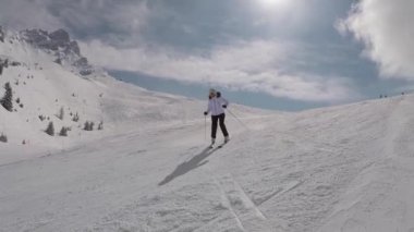 Profesyonel kayakçı yokuş aşağı kayak dağ yokuş aşağı kayak hızlı. Kamera hareketi. Kar sprey kayaklar altından dönüyor. Oyma style, ağır çekim, hd