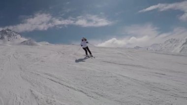 Bir oyma aşağı dağ yamaçları kışın yokuş aşağı kayak kayak kayakçı