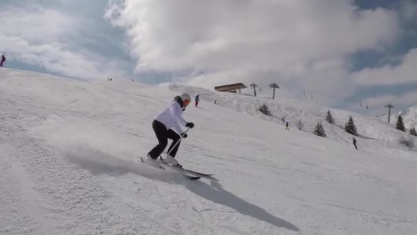 Активный лыжник спускается с горных склонов зимой на горных лыжах — стоковое видео