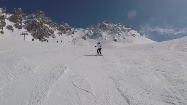 Aktivní starší lyžař dolů z horských svahů v zimě lyžování na sjezdové lyže — Stock video