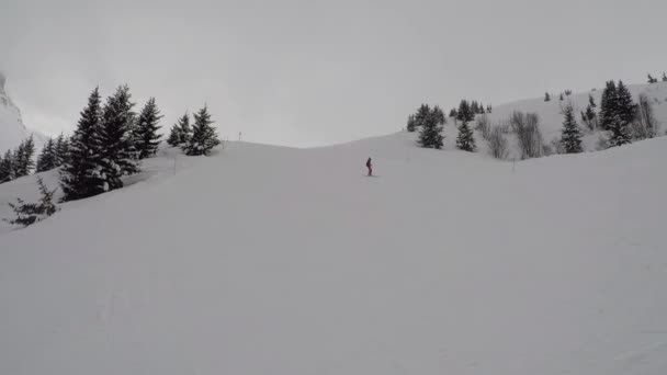 初心者スキーヤーは山で困難なスキー斜面をスキーします。 — ストック動画