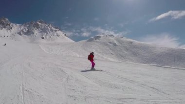 Acemi kayakçı aşağı dağlarda kayak yamacında kayak yapıyor