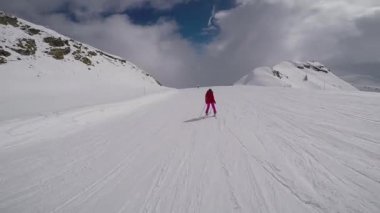 Bir kayakçı Kayak, yamaç aşağı kayak parlak giysili hareketinde