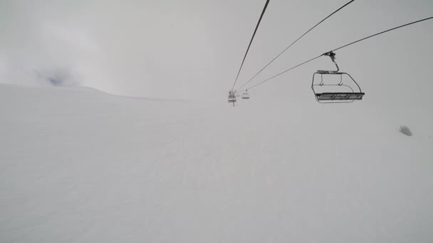 Le télésiège de ski se lève dans la station de montagne — Video