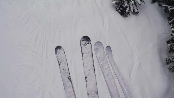 Schuss auf Skifahrer, die mit dem Skilift auf den Gipfel des Berges fahren — Stockvideo