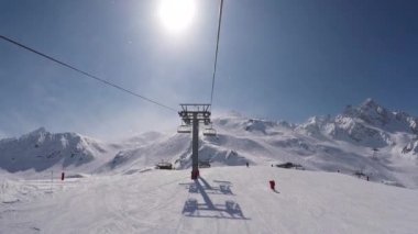 Kış kayak merkezinde dağın zirvesine sandalye asansörü ateş yükselir