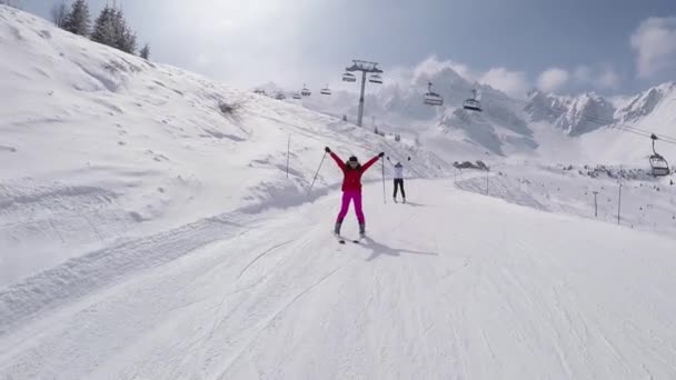 Happy Skiers Sciare sul pendio della montagna in inverno e alza le mani — Video Stock