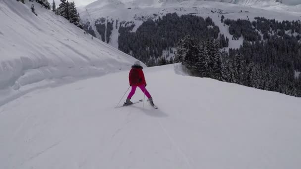 Σε κίνηση ο σκιέρ αργά και προσεκτικά κάνοντας σκι κάτω από μια πλαγιά του βουνού τον χειμώνα — Αρχείο Βίντεο