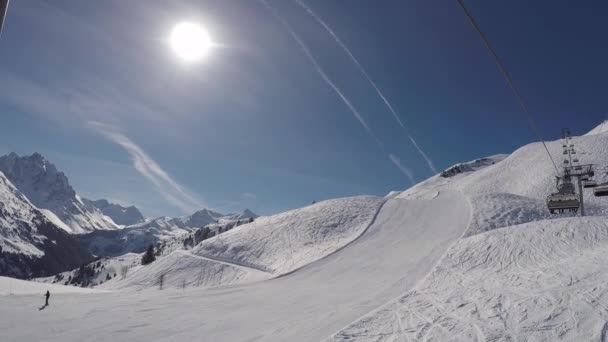 Beauté Vue La Chaise Ascenseur S'élève Au Haut De La Montagne Dans La Station De Ski D'hiver — Video