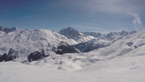 Panorama z vrcholu hory na krásu zimní lyžařské středisko ve slunečný den — Stock video