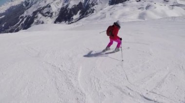 Etkin kayakçı aşağı dağ yamaçları üzerinde Kayak Kış aylarında kayak