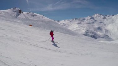 Yavaş yavaş aşağı dağ yamaçları kışın alpin kayak kayak etkin kayakçı