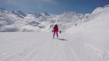 Arka aşağı kayak pisti dağlar tatil kayak kayakçı çekimde göster