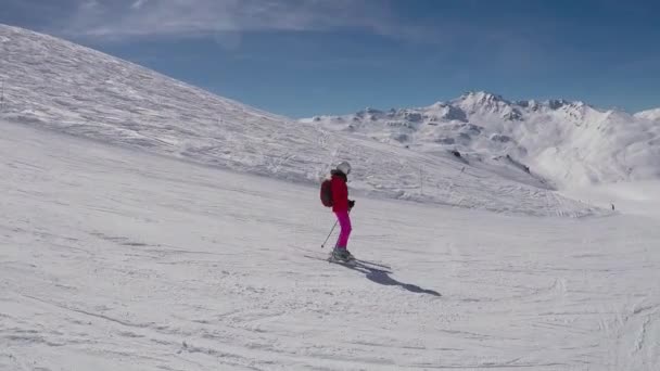 在高山滑雪中, 滑雪者在冬季从山坡上滑行 — 图库视频影像