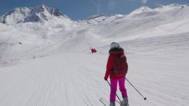 Kayak pisti dağlar tatil aşağı kayak kayakçı hareket