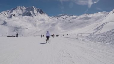 Bir sürü dağ tarafı Mountain Resort kışın kayak kayakçı