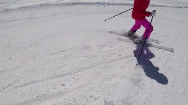 Dağ tarafı kışın kayak kayakçı ayak closeup