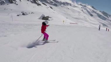 Aşağı dağ yamacında kış ve fren kayaklar durdurmak için kayak kayakçı