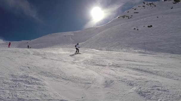 Skidåkare snabb skidåkning ned Hill Spray snö pulvret på vänder — Stockvideo