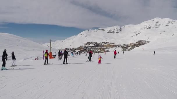 Val Thorens, France-March 22,2018: Many Skiers Skiing Down The Mountainside — Stock Video