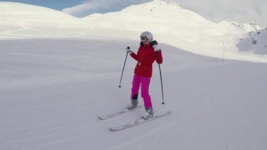 Aşağı kış ve elleriyle dans yamaçta Kayak mutlu kadın kayakçı