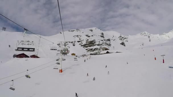 Val Thorens, Frankrijk-maart 22,2018: stoeltjeslift stijgt naar de Top van de berg — Stockvideo