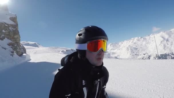 Snabbt skidåkning skidbackarna i bergen och en hel del adrenalin i blodet — Stockvideo