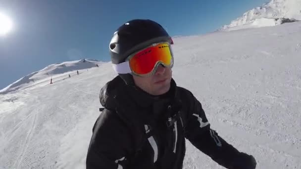 Szybko na nartach do stoków w górach i dużo adrenaliny we krwi narciarskich — Wideo stockowe