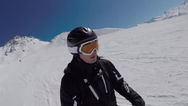 Rychle zrychluje lyžařka v alpském lyžování na sjezdovkách v horách — Stock video
