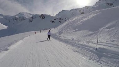 Kayakçı Kayak Slope'da kayak ve başarı gösteren onun ellerini yükselterek
