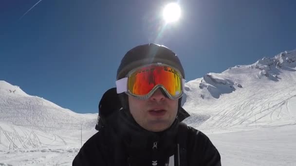 Selfie Portait esquiador acelera rapidamente downhill esqui em montanhas de inverno — Vídeo de Stock