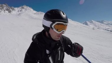 Kışın dağlarda kayak kayakçı selfie A portresi