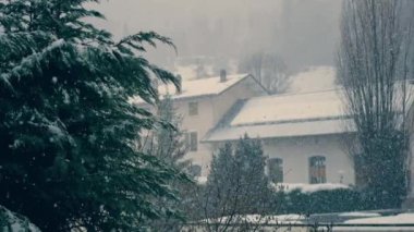 Şehirde kış, yoğun kar yağışı