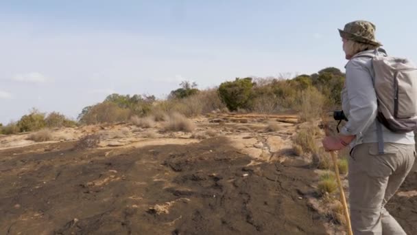 Hiking, Uyuyan bir volkan Afrika üzerinde donmuş lav bir taş plato üzerinde kadın — Stok video