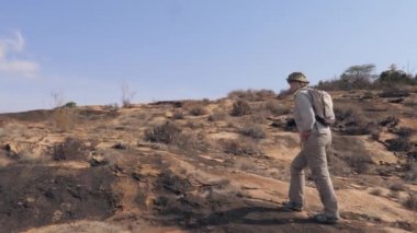 Aktif kadın Hiking, Uyuyan bir volkan soğutmalı lav bir taş plato üzerinde