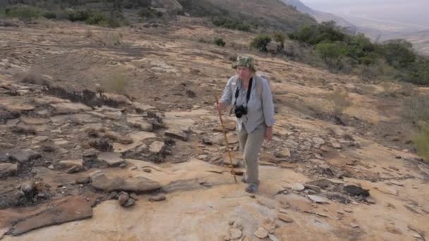 Vrouw op een stenen Plateau op een gekoelde Lava wandelen naar de Top van een slapende vulkaan — Stockvideo