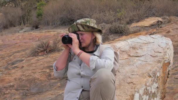 Hiker toma fotos del pintoresco paisaje en su cámara — Vídeo de stock