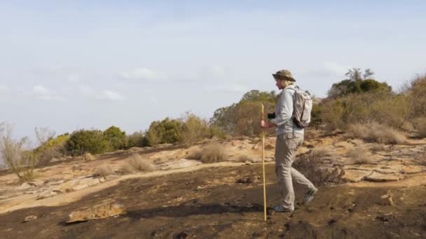 Donna grassa matura attiva che cammina su un altopiano di pietra di lava raffreddata su un vulcano — Video Stock