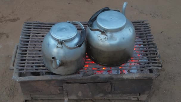 El agua hervida en la tetera que se calienta en los carbones de su Se va vapor — Vídeo de stock