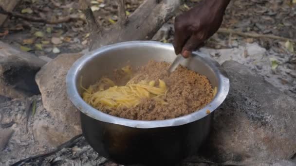 Ручное смешивание с ложкой спагетти и мясом в кастрюле — стоковое видео