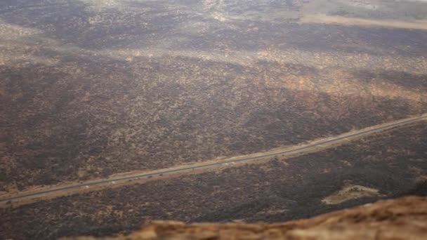 La vista sobre un camino plano y recto en el desierto desde la altura — Vídeo de stock