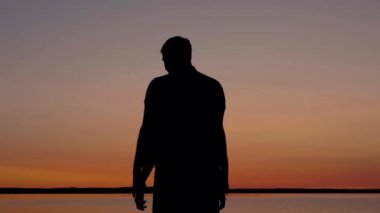 Siluet çift günbatımı alın birbirlerinin ellerini ve tarafına kaldırdı, aşık