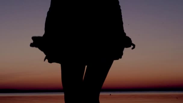 Nahaufnahme Silhouette der weiblichen Taille tanzen bei Sonnenuntergang am Meer — Stockvideo